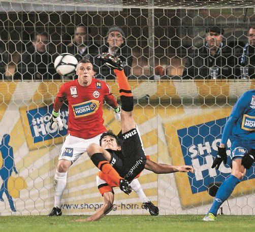 Mit einem akrobatischen Fallrückzieher brachte der Brasilianer Dudu den FC Lustenau in Horn zwischenzeitlich 2:1 in Führung. Foto: Diener