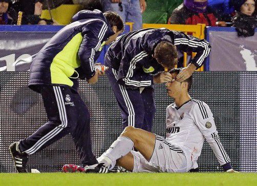 Mit mehreren Stichen wurde Ronaldos Wunde am Platz genäht.