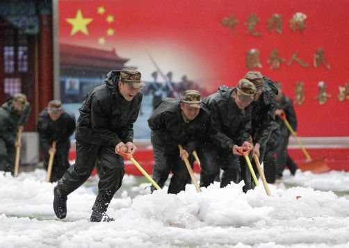 Mit vereinten Kräften wurden die Straßen und öffentlichen Plätze in Peking vom Schnee befreit. Foto: REUTERS