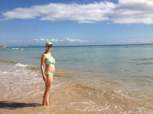 Monica Ivancan mit Babybauch im Badeurlaub. Foto: FACEBOOK