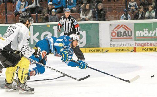 NHL-Star Michael Grabner (r. gegen Henrich) ist der Mann, auf den es bei Villach aufzupassen gilt – er ist der schnellste Mann auf dem EBEL-Eis. Foto: APA