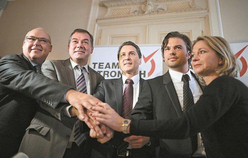 Nationalratsklub „Team Stronach“: (v. l.) Erich Tadler, Hagen, Robert Lugar, Stefan Markowitz und Elisabeth Kaufmann-Bruckberger. Foto: APA
