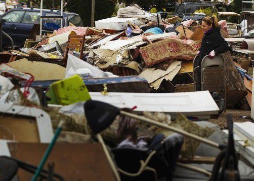 Nur langsam schreiten die Aufräumarbeiten in den durch den Sturm zerstörten Gebieten voran. Fotos: AP, EPA