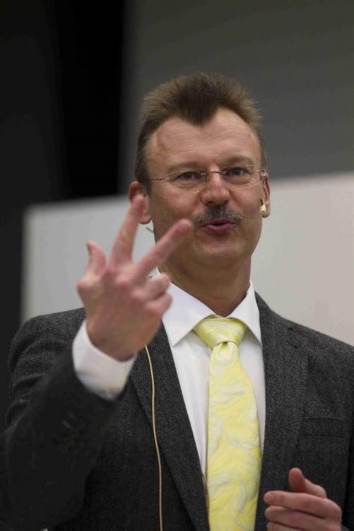 Zwei Jobs für einen Mann: Neben seiner Funktion als KHBG-Direktor bleibt Peter Fraunberger Leiter des Zentrallabors. Foto: VN/Paulitsch