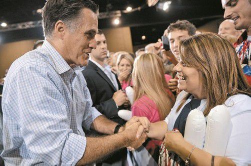 Romney mit einer Anhängerin in Ohio: Der Republikaner hat offenbar Chancen, die Wahl gegen Obama in der Nacht auf kommenden Mittwoch zu gewinnen. Foto: EPA