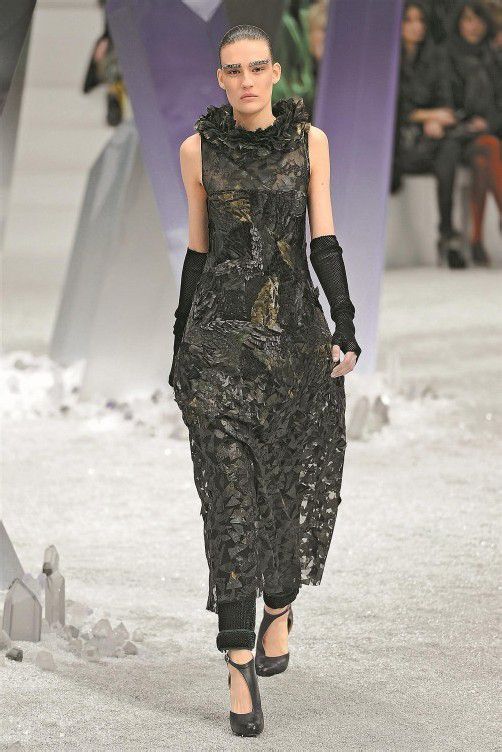 Schwarz dominiert auch die Kollektion von Karl Lagerfeld in diesem Winter. Foto: gorunway