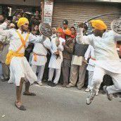 Sikh würdigen Guru mit indischer Schwertkunst