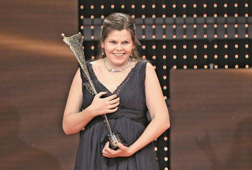 Stolz auf die Trophäe: Heidi Mackowitz. Foto: gepa/sporthilfe