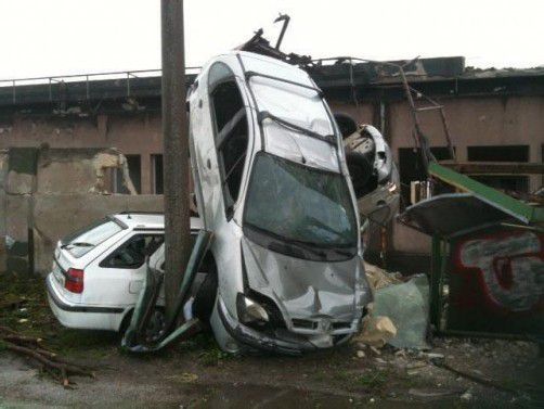 Sturmböen und Windhosen haben in der italienischen Stadt Tarent Ver-wüstungen angerichtet.
