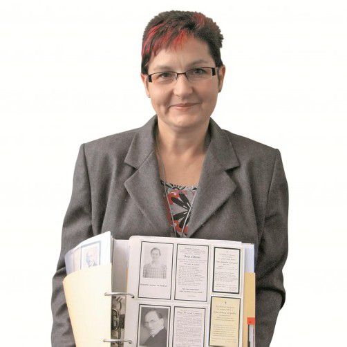 Suche Sterbebildchen
Die Bregenzerwälderin Doris Meusburger (44) ist leidenschaftliche Ahnenforscherin. Als Informationsquelle dienen ihr unter anderem auch alte Sterbebilder. „Viele reagieren mit Unverständnis auf mein Hobby, aber es gibt einige, die das fasziniert.“ Ihre Bilder sortiert sie nach Namen.