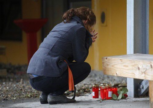 Trauernde legten vor der Behindertenwerkstatt Kerzen nieder, um ihrem Schmerz Ausdruck zu verleihen. Foto: REUTERS
