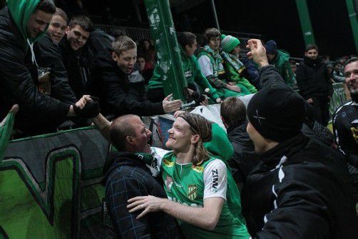 Und sie lieben ihn doch: Torschütze Sascha Boller feiert nicht nur seinen Treffer, sondern auch den klaren Heimerfolg über die Vienna mit den Fans. Fotos: gepa, Hartinger