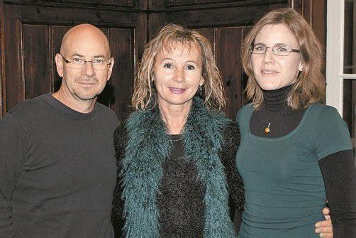 Unterhielten einen Abend lang die Gäste: Arno Oehri sowie Erika und Denise Kronabitter. Fotos: FRANC