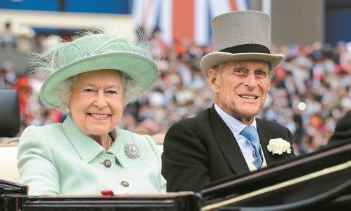 Vielleicht das Geheimrezept ihrer royalen Liebe: Höflinge beschreiben die Rolle von Prinz Philip im Haushalt als führend. Queen Elizabeth habe nur nach außen hin die Hosen an. Foto: EPA