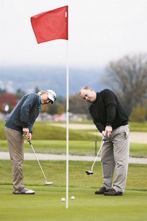 Wenn der Vater mit dem Sohne . . . Dave MacQueen kann auf dem Golfplatz mit Junior Dylan nicht mehr mithalten. Foto: stiplovsek