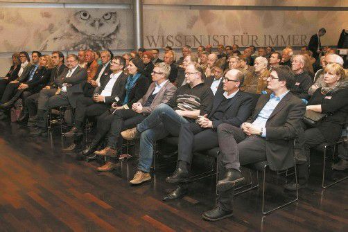 Zahlreiche Besucher, darunter Politiker und Militärs, erlebten im WIFI eine emotionsgeladene Diskussion. Fotos: VN/Paulitsch