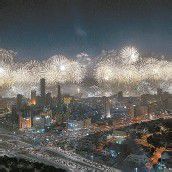 Mit dem teuersten und größten Feuerwerk aller Zeiten hat Kuwait den 50. Jahrestag seiner Verfassung gefeiert