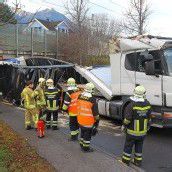 Lastwagen blieb an Bahnunterführung in Nenzing hängen