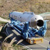 Rakete auf dem Weg zum Startplatz