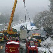 Lastwagen kippte auf der Autobahn um