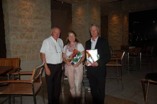 Ab in höhere Sphären: die Brutto-Sieger Andrea Zundel und Herbert Mörtl (r.) mit Franz Muhr (l.), Organisator der VN-Trophy. Foto: privat