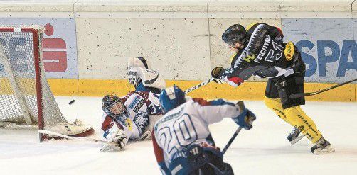 Alexander Feichtner brachte die Bulldogs in der 27. Minute nach einem Goalie-Schnitzer noch einmal auf 2:3 heran. Foto: VN/Stiplovsek