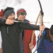 Mit Gewehr, Bogen, Pfeilen und Bällen