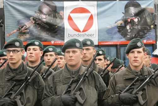 Angelobung am Nationalfeiertag: Verfassungsgesetz vom 26. Oktober 1955 zwingt Österreich, Neutralität notfalls zu verteidigen. Foto: APA