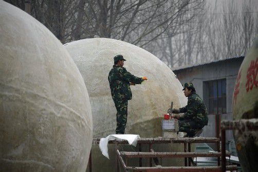 Angesichts des angeblich drohenden Weltuntergangs hat der chinesische Bauer Liu Qiyuan riesige Rettungskapseln entworfen. Foto: Rts