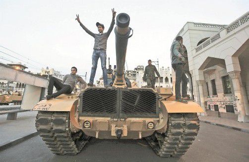 Anti-Mursi-Demonstranten ließen sich auf den Panzern vor dem Präsidentenpalast in Kairo ablichten. Foto: Reuters