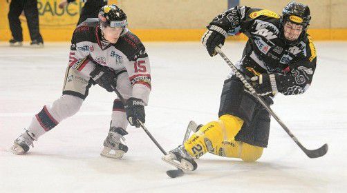 Auch mit Stock unterm Schlittschuh: DEC-Stürmer Luciano Aquino ist noch immer der Topscorer der EBEL! Foto: vn