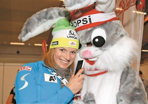 Aus dem Rendezvous mit Maskottchen Hopsi wird nichts – Marlies Schild muss nach der Knieoperation auf die Ski-WM in Schladming verzichten. Foto: gepa