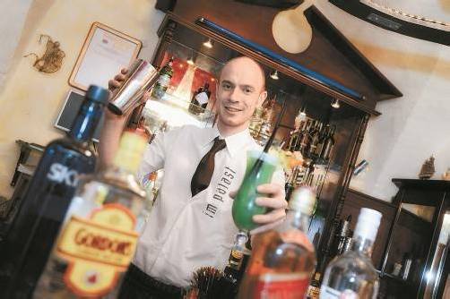 Benjamin Meyer sorgt als Barchef in der Palastgastronomie in Hohenems gemeinsam mit einem Barkeeper-Team für eine super Atmosphäre. FOTO: DS