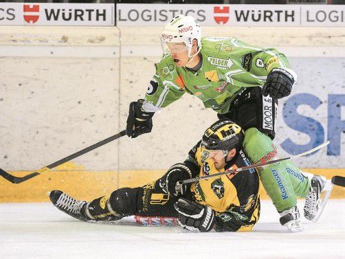 Bregenzerwald-Legionär Pierre Nilsson-Grans über Lustenau-Verteidiger Michael Kutzer – die Wälder sind längst kein Underdog mehr. Foto: vN/Lerch