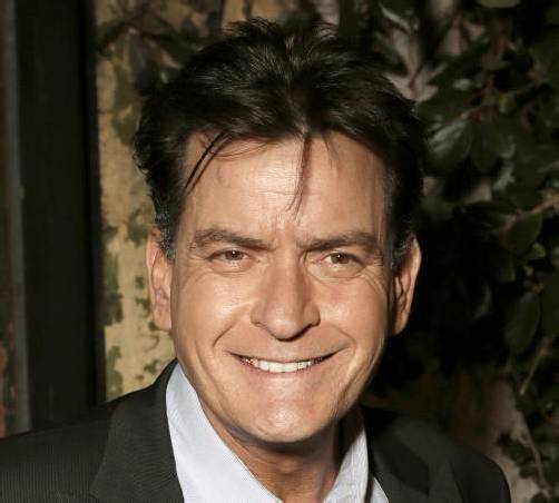Charlie Sheen spendet 75.000 Dollar für ein krebskrankes Mädchen.
