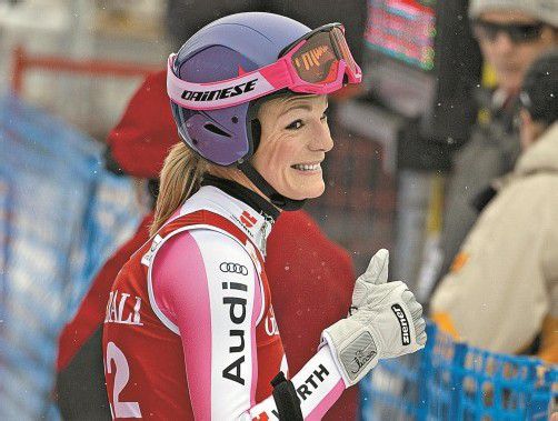 Das Okay-Signal auf rechts geht, aber bei Maria Höfl-Riesch ist der linke Daumen gebrochen – Nachwirkungen vom Slalomtraining in Levi. Foto: ap