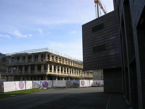 Das zweite von fünf Gebäuden auf dem Campus II wächst rasch in die Höhe. Foto: VN/ha