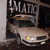 20-Jähriger krachte mit Audi in Mercedes-Geschäft