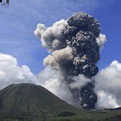Vulkanausbrüche in Ecuador und Indonesien