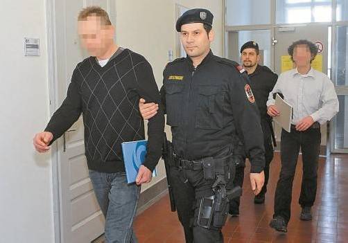 Die Beamten der Justizanstalt Feldkirch führten die beiden Angeklagten in den Gerichtssaal. Foto: vn/hofmeister