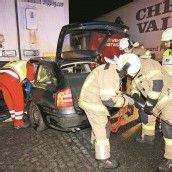 Auto bohrt sich unter Lkw