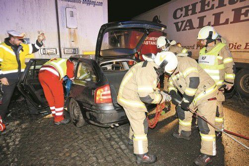 Die Feuerwehr rückte mit 25 Mann aus und befreite den verletzten Pkw-Lenker aus dem Wrack. Foto: D. Mathis