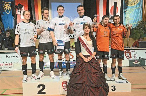 Die Top-3-Teams beim Weltcupfinale in Sangerhausen vom ÖAMTC RC Mazda Hagspiel Höchst mit der amtierenden Rosenkönigin Lydia (v. l.): Florian Fischer, Simon König, Patrick Schnetzer, Dietmar Schneider, Thommy und Markus Bröll. Foto: privat