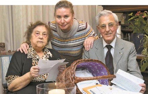 Die beiden guten Seelen von „Ma hilft“: Elly Böhler und Gottfried Feurstein mit VN-Chefredakteurin Verena Daum-Kuzmanovic. Foto: VN/Paulitsch
