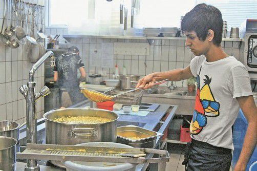 Die jungen Asylwerber packten beim „Knöpfla“ und „Keksla“ fleißig mit an. Foto: VN/js