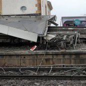 Stuttgart: Güterwaggons krachen in Bahnsteig