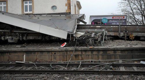 Die mit tonnenschweren Gleisen beladenen Waggons rissen Oberleitungen und mehrere Träger des Bahnhofdachs mit. Foto: dpa