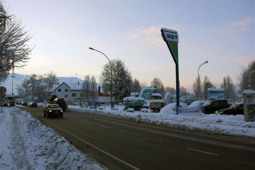 Direkt links neben der vorhandenen OMV-Tankstelle am Lustenauer „Engel“-Kreisverkehr soll eine neue Jet-Tankstelle entstehen. Foto: VN/bem