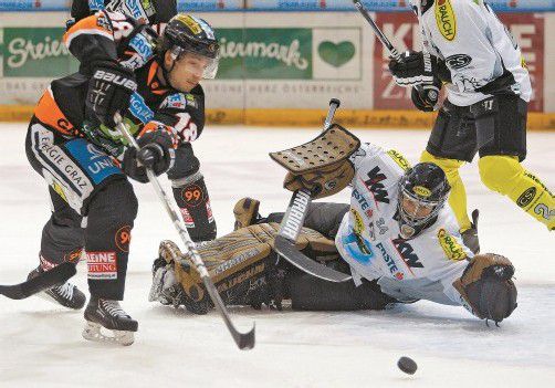Dornbirn-Goalie Hannes Enzenhofer im Duell mit Graz-Stürmer Robert Lembacher (l.). Foto: GEPA