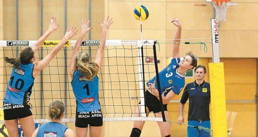 Dornbirn-Paradeangreiferin Ursula Ehrhart (r.) führt mit 189 Saisonpunkten (Schnitt 21,0 pro Spiel) überlegen die Scorerliste an. Foto: vn/Stiplovsek